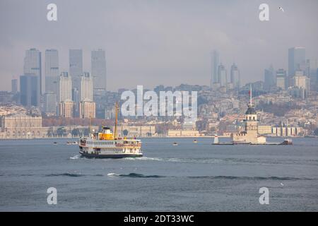 Allgemeine Ansicht der Linienfähren, die am 6. Dezember 2020 in Istanbul Bosporus, Türkei, fahren. Stockfoto