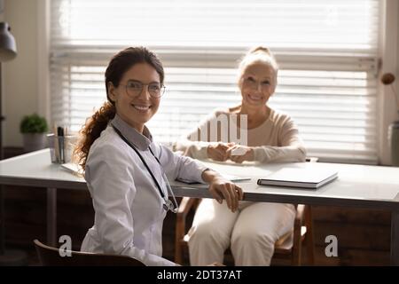 Portrait der Ärztin in Absprache mit älteren Patienten Stockfoto