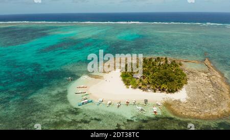 Tropische Insel mit Palmen, Strand mit Touristen und Boote. Guyam Island, Philippinen, Siargao. Sommer und Reisen Urlaub Begriff Stockfoto