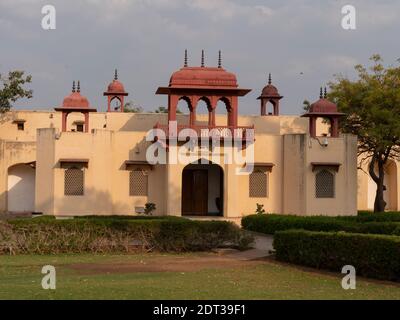 JAIPUR, INDIEN - 21. MÄRZ 2019: Eines der historischen Gebäude in jantar Matar in jaipur, indien Stockfoto