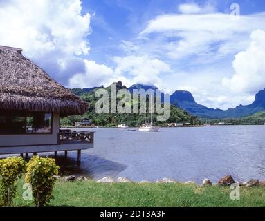 Hütte am Wasser Rand, Captain Cook Bay, Moorea, Tahiti, Französisch-Polynesien Stockfoto