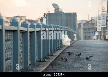 Leere Straßenansicht von der Galata-Brücke, Istanbul in der Türkei am 6. Dezember 2020. Die Straßen von Istanbul, die aufgrund der Ausgangssperre leer sind. Stockfoto