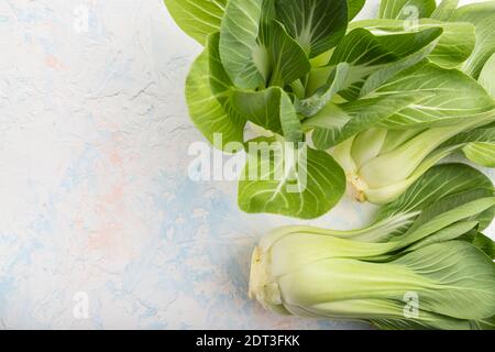 Frischer grüner Bok Choy oder Pac Choi chinakohl auf weißem Beton Hintergrund. Draufsicht, Kopierbereich, flach liegend. Stockfoto