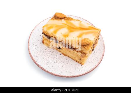 Honigkuchen mit Milchcreme, Karamell, Mandeln isoliert auf weißem Hintergrund. Seitenansicht, Nahaufnahme. Stockfoto