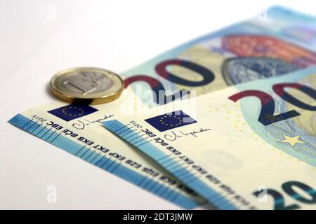 Frankfurt, Deutschland, 2020. Dezember 20 Euro-Währungsbanknote mit Christine Lagarde neuer Signatur und einer Euro-Münze, Europäische Union Stockfoto