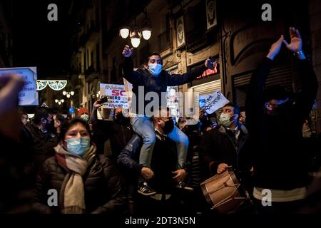 Barcelona, Spanien. Dezember 2020. In Barcelona nehmen die Menschen an einem Protest von Bar- und Gaststättenarbeitern und Eigentümern gegen die Entscheidung der katalanischen Regionalregierung Teil, Restriktionsmaßnahmen zu verhängen, um die Ausbreitung des Coronavirus der dritten Welle zu verlangsamen. Quelle: Jordi Boixareu/Alamy Live News Stockfoto