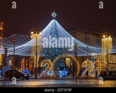 Blick auf die festliche Fichte und Figuren aus dem Jahr 2021 auf dem Lubyanka-Platz.die Stadt Moskau bereitet sich auf die Weihnachts- und Neujahrsfeiertage vor. Im Jahr 2020 wurde die vorfeierliche Atmosphäre durch die Covid19-Pandemie verdunkelt. In Geschäften, öffentlichen Verkehrsmitteln und anderen öffentlichen Innenräumen müssen Gesichtsmasken und Handschuhe getragen werden. Stockfoto