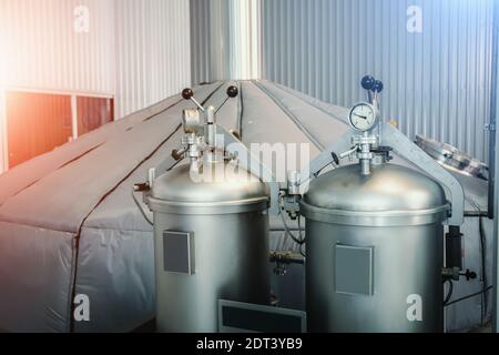 Manometer auf Brauereianlagen Stahlflasche mit Gas in und Hopfenspender. Stockfoto