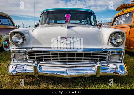 Daytona Beach, FL - 27. November 2020: 1956 Chevrolet Nomad Station Wagon auf einer lokalen Auto-Show. Stockfoto