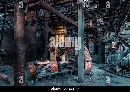 Stahl rostigen Ausrüstung in alten gruseligen verlassen metallurgischen Fabrik. Zerstörten industriellen Hochofen. Stockfoto