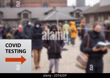 In der Schlange wartende Menschen standen für ein Gesundheits-Screening auf Coronavirus Covid-19-Tests oder einen Impfstoff im Testzentrum an. Verschwommenes Bild mit selektivem Fokus. Stockfoto