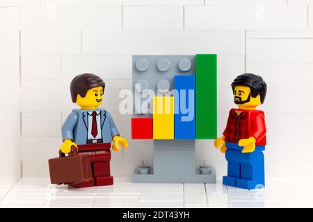 Tambov, Russische Föderation - 14. November 2020 zwei lego Minifiguren Unternehmer, die in ihrem Büro ein Treffen abhalten und die Ergebnisse ihrer Arbeit zeigen Stockfoto