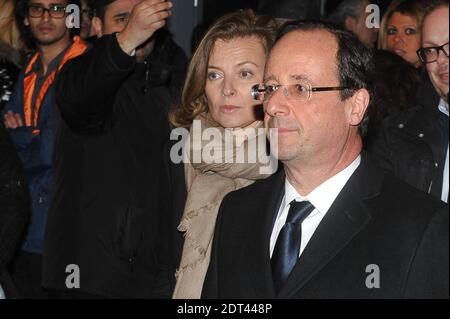 Die neueste Ausgabe der wöchentlichen Boulevardzeitung Closer enthält sieben Seiten mit Enthüllungen und Fotos über die angebliche Affäre von Präsident Hollande mit Julie Gayet. Frau Gayet, 41, ist eine etablierte Fernseh- und Kinoschauspielerin, die in mehr als 50 Filmen aufgetreten ist. Gerüchte über ihre angebliche Beziehung kursieren seit vielen Monaten im Internet. Der französische Präsident Francois Hollande sagt, er erwägt, die Zeitschrift zu verklagen. File photo : der Kandidat der französischen oppositionellen Sozialistischen Partei (PS) für die Präsidentschaftswahl 2012 Francois Hollande, seine Partnerin Valerie Trierweiler verlassen die Synagoge von Nazareth Stockfoto