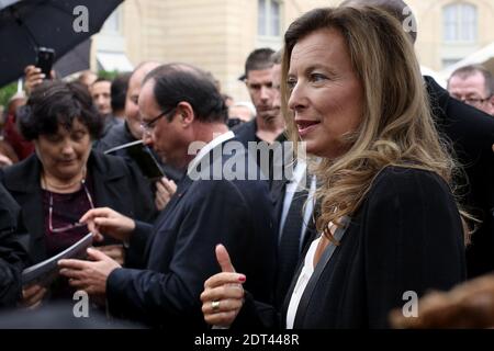 Die neueste Ausgabe der wöchentlichen Boulevardzeitung Closer enthält sieben Seiten mit Enthüllungen und Fotos über die angebliche Affäre von Präsident Hollande mit Julie Gayet. Frau Gayet, 41, ist eine etablierte Fernseh- und Kinoschauspielerin, die in mehr als 50 Filmen aufgetreten ist. Gerüchte über ihre angebliche Beziehung kursieren seit vielen Monaten im Internet. Der französische Präsident Francois Hollande sagt, er erwägt, die Zeitschrift zu verklagen. File photo : der französische Präsident Francois Hollande und seine Partnerin Valerie Trierweiler begrüßen am 14. September 2 die Besucher vor dem Präsidentenpalast Elysee in Paris, Frankreich Stockfoto