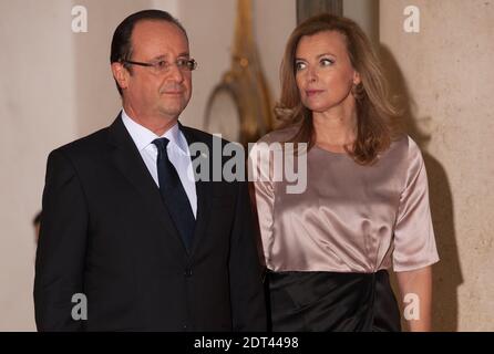 Die neueste Ausgabe der wöchentlichen Boulevardzeitung Closer enthält sieben Seiten mit Enthüllungen und Fotos über die angebliche Affäre von Präsident Hollande mit Julie Gayet. Frau Gayet, 41, ist eine etablierte Fernseh- und Kinoschauspielerin, die in mehr als 50 Filmen aufgetreten ist. Gerüchte über ihre angebliche Beziehung kursieren seit vielen Monaten im Internet. Der französische Präsident Francois Hollande sagt, er erwägt, die Zeitschrift zu verklagen. Datei Foto : Präsident Francois Hollande und seine Gefährtin Valerie Trierweiler erwarten die Gäste bei einem Staatsessen zu Ehren des italienischen Präsidenten Giorgio Napolitano im Elysee Pala Stockfoto