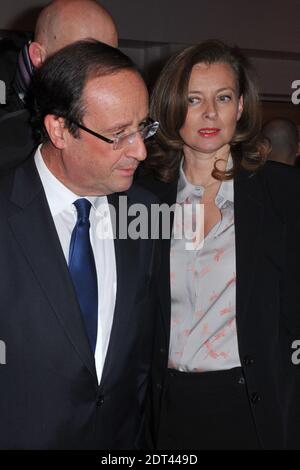 Die neueste Ausgabe der wöchentlichen Boulevardzeitung Closer enthält sieben Seiten mit Enthüllungen und Fotos über die angebliche Affäre von Präsident Hollande mit Julie Gayet. Frau Gayet, 41, ist eine etablierte Fernseh- und Kinoschauspielerin, die in mehr als 50 Filmen aufgetreten ist. Gerüchte über ihre angebliche Beziehung kursieren seit vielen Monaten im Internet. Der französische Präsident Francois Hollande sagt, er erwägt, die Zeitschrift zu verklagen. Datei Foto : Kandidat der Sozialistischen Partei für die französische Präsidentschaftswahl 2012 Francois Hollande und seine Partnerin Valerie Trierweiler während der "CRIF" (Französisch Jewi Stockfoto