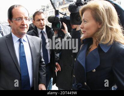 Die neueste Ausgabe der wöchentlichen Boulevardzeitung Closer enthält sieben Seiten mit Enthüllungen und Fotos über die angebliche Affäre von Präsident Hollande mit Julie Gayet. Frau Gayet, 41, ist eine etablierte Fernseh- und Kinoschauspielerin, die in mehr als 50 Filmen aufgetreten ist. Gerüchte über ihre angebliche Beziehung kursieren seit vielen Monaten im Internet. Der französische Präsident Francois Hollande sagt, er erwägt, die Zeitschrift zu verklagen. File photo : der Kandidat der französischen oppositionellen Sozialistischen Partei (PS) für die Präsidentschaftswahl 2012 Francois Hollande und seine Partnerin Valerie Trierweiler gehen in der Straße Stockfoto