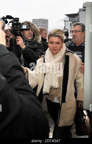 Corinna Schumacher, Ehefrau des pensionierten deutschen Formel-1-Piloten Michael Schumacher, kommt am 3. Januar 2014 im Krankenhaus "Centre Hospitalier Universitaire" (CHU) in Grenoble in der Nähe der französischen Alpen an. Der ehemalige Formel-1-Rennfahrer Michael Schumacher befindet sich nach einem Skiunfall in Meribel noch immer in einem kritischen Zustand, nachdem er nach einer Koma-Aufnahme mit Schädeltrauma notoperiert wurde, wie das Krankenhaus in Grenoble mitteilte. Foto von Romain Lafabregue/ABACAPRESS.COM Stockfoto