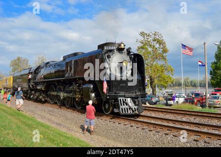 Union Pacific 4-8-4 Dampflokomotive #844 Ziehen eines Personenzuges Stockfoto