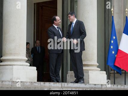 Der französische Präsident Francois Hollande begrüßt am 7. Januar 2014 den US-Finanzminister Jack Lew im Elysee-Palast in Paris. Foto von Christophe Guibbaud/ABACAPRESS.COM Stockfoto
