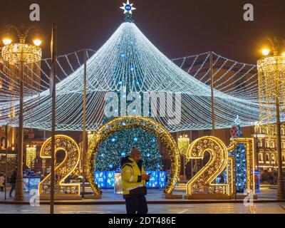 Blick auf die festliche Fichte und Figuren aus dem Jahr 2021 auf dem Lubyanka-Platz.die Stadt Moskau bereitet sich auf die Weihnachts- und Neujahrsfeiertage vor. Im Jahr 2020 wurde die vorfeierliche Atmosphäre durch die Covid19-Pandemie verdunkelt. In Geschäften, öffentlichen Verkehrsmitteln und anderen öffentlichen Innenräumen müssen Gesichtsmasken und Handschuhe getragen werden. Stockfoto