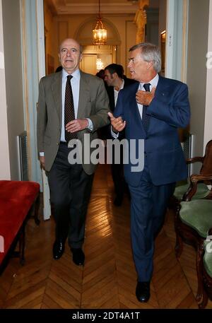 Der Bürgermeister von Bordeaux Alain Juppe spricht mit dem CEO der Bollore-Gruppe Vincent Bollore, während sie am 9. Januar 2014 in Bordeaux, Südwest-Frankreich, auf die Lieferung von Bluecub-Autos warten. Foto von Patrick Bernard/ABACAPRESS.COM - Bordeaux Stockfoto