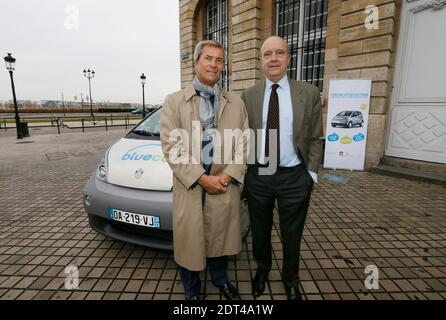 Der Bürgermeister von Bordeaux Alain Juppe spricht mit dem CEO der Bollore-Gruppe Vincent Bollore, während sie am 9. Januar 2014 in Bordeaux, Südwest-Frankreich, auf die Lieferung von Bluecub-Autos warten. Foto von Patrick Bernard/ABACAPRESS.COM - Bordeaux Stockfoto