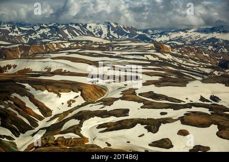 Luftaufnahme von Rhyolith Bergen teilweise in Schnee bedeckt, Landmannalaugar, Fjallabak Naturschutzgebiet, Island Stockfoto