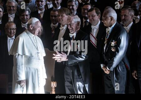 Papst Franziskus grüßt die Vatikanische Diplomatie , während einer Audienz im Sala Regia im Vatikan am 13. Januar 2014.Dialog, Diplomatie und Achtung der würde aller müssen der Schlüssel zur Lösung nationaler und internationaler Konflikte sein. Das war die Botschaft, die Papst Franziskus den mehr als 180 beim Heiligen Stuhl akkreditierten Botschaftern gab, die sich im Vatikan versammelten, um den traditionellen Gruß des Papstes an das diplomatische Korps zum neuen Jahr zu richten. Foto von ABACAPRESS.COM Stockfoto