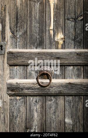 Vollbilderansicht der geschlossenen Holztür Stockfoto