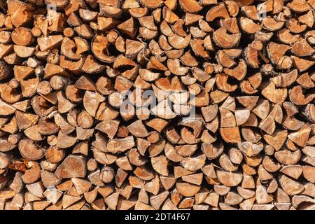 Stapel gestapelt natürlichen Holzstämme. Hintergrund einer Wand aus Feuerholz. Traditionelle Art, sich für die Heizung im Winter vorzubereiten. Stockfoto