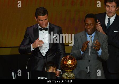 Der Portugiese Cristiano Ronaldo mit Sohn Cristiano Junior erhält am 13. Januar 2014 den FIFA Golden Ball 2013 von Sepp Blatter, Francois Moriniere und Pele im Kongresshaus, Zürich, Schweiz. Foto von Henri Szwarc/ABACAPRESS.COM Stockfoto