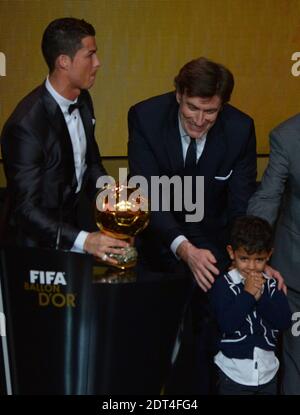 Der Portugiese Cristiano Ronaldo mit Sohn Cristiano Junior erhält am 13. Januar 2014 den FIFA Golden Ball 2013 von Sepp Blatter, Francois Moriniere und Pele im Kongresshaus, Zürich, Schweiz. Foto von Henri Szwarc/ABACAPRESS.COM Stockfoto