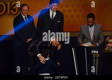 Der Portugiese Cristiano Ronaldo mit Sohn Cristiano Junior erhält am 13. Januar 2014 den FIFA Golden Ball 2013 von Sepp Blatter, Francois Moriniere und Pele im Kongresshaus, Zürich, Schweiz. Foto von Henri Szwarc/ABACAPRESS.COM Stockfoto