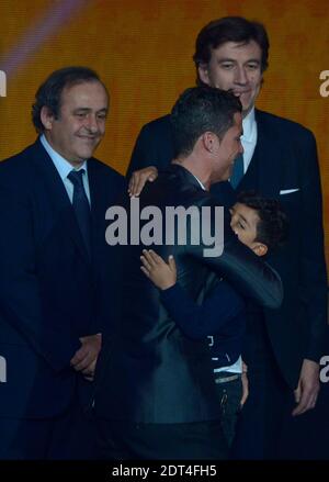 Der Portugiese Cristiano Ronaldo mit Sohn Cristiano Junior erhält am 13. Januar 2014 den FIFA Golden Ball 2013 von Sepp Blatter, Francois Moriniere und Pele im Kongresshaus, Zürich, Schweiz. Foto von Henri Szwarc/ABACAPRESS.COM Stockfoto