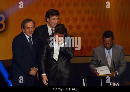 Der Portugiese Cristiano Ronaldo mit Sohn Cristiano Junior erhält am 13. Januar 2014 den FIFA Golden Ball 2013 von Sepp Blatter, Francois Moriniere und Pele im Kongresshaus, Zürich, Schweiz. Foto von Henri Szwarc/ABACAPRESS.COM Stockfoto