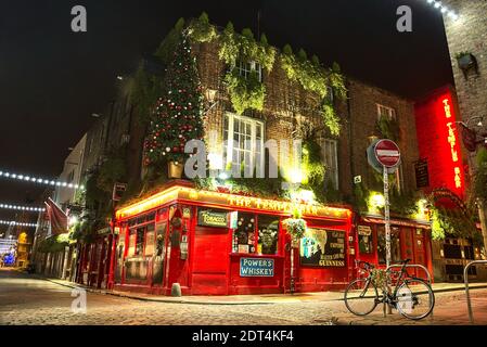 Dublin, Irland - 19. Dezember 2020: Die Temple Bar wurde am frühen Morgen zu Weihnachten dekoriert. Das berühmte Irish Pub und leere Straßen Stockfoto