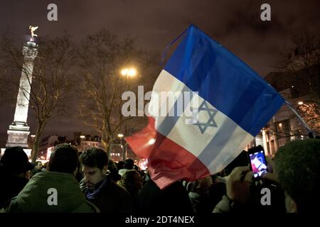 Aktivisten der Jewish Defence League gegen Dieudonne M'Bala M'Bala versammeln sich am 16. Januar 2014 am Place de la Bastille in Paris in der Nähe des Theaters de la Main d'Or, wo der Komiker Vorstellungen hatte. Polizei und Bereitschaftspolizei wurden in das Gebiet entsandt, um Zusammenstöße zwischen Anhängern und Gegnern zu stoppen, da die Kontroversen um die neue Show des Komikers fortgesetzt wurden, die von den französischen Behörden als antisemitisch eingestuft und in vielen Städten verboten wurde. Foto von Nicolas Messyasz/ABACAPRESS.COM Stockfoto