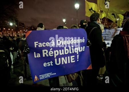 Aktivisten der Jewish Defence League gegen Dieudonne M'Bala M'Bala versammeln sich am 16. Januar 2014 am Place de la Bastille in Paris in der Nähe des Theaters de la Main d'Or, wo der Komiker Vorstellungen hatte. Polizei und Bereitschaftspolizei wurden in das Gebiet entsandt, um Zusammenstöße zwischen Anhängern und Gegnern zu stoppen, da die Kontroversen um die neue Show des Komikers fortgesetzt wurden, die von den französischen Behörden als antisemitisch eingestuft und in vielen Städten verboten wurde. Foto von Nicolas Messyasz/ABACAPRESS.COM Stockfoto