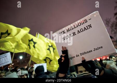 Aktivisten der Jewish Defence League gegen Dieudonne M'Bala M'Bala versammeln sich am 16. Januar 2014 am Place de la Bastille in Paris in der Nähe des Theaters de la Main d'Or, wo der Komiker Vorstellungen hatte. Polizei und Bereitschaftspolizei wurden in das Gebiet entsandt, um Zusammenstöße zwischen Anhängern und Gegnern zu stoppen, da die Kontroversen um die neue Show des Komikers fortgesetzt wurden, die von den französischen Behörden als antisemitisch eingestuft und in vielen Städten verboten wurde. Foto von Nicolas Messyasz/ABACAPRESS.COM Stockfoto