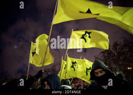 Aktivisten der Jewish Defence League gegen Dieudonne M'Bala M'Bala versammeln sich am 16. Januar 2014 am Place de la Bastille in Paris in der Nähe des Theaters de la Main d'Or, wo der Komiker Vorstellungen hatte. Polizei und Bereitschaftspolizei wurden in das Gebiet entsandt, um Zusammenstöße zwischen Anhängern und Gegnern zu stoppen, da die Kontroversen um die neue Show des Komikers fortgesetzt wurden, die von den französischen Behörden als antisemitisch eingestuft und in vielen Städten verboten wurde. Foto von Nicolas Messyasz/ABACAPRESS.COM Stockfoto