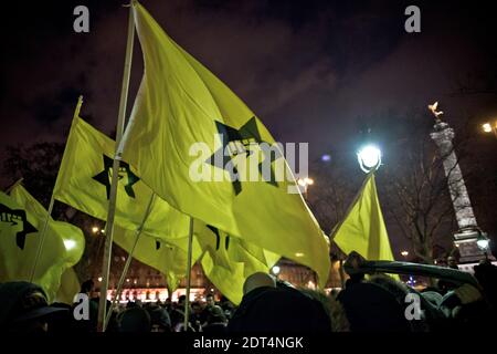 Aktivisten der Jewish Defence League gegen Dieudonne M'Bala M'Bala versammeln sich am 16. Januar 2014 am Place de la Bastille in Paris in der Nähe des Theaters de la Main d'Or, wo der Komiker Vorstellungen hatte. Polizei und Bereitschaftspolizei wurden in das Gebiet entsandt, um Zusammenstöße zwischen Anhängern und Gegnern zu stoppen, da die Kontroversen um die neue Show des Komikers fortgesetzt wurden, die von den französischen Behörden als antisemitisch eingestuft und in vielen Städten verboten wurde. Foto von Nicolas Messyasz/ABACAPRESS.COM Stockfoto