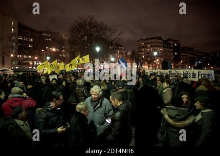 Aktivisten der Jewish Defence League gegen Dieudonne M'Bala M'Bala versammeln sich am 16. Januar 2014 am Place de la Bastille in Paris in der Nähe des Theaters de la Main d'Or, wo der Komiker Vorstellungen hatte. Polizei und Bereitschaftspolizei wurden in das Gebiet entsandt, um Zusammenstöße zwischen Anhängern und Gegnern zu stoppen, da die Kontroversen um die neue Show des Komikers fortgesetzt wurden, die von den französischen Behörden als antisemitisch eingestuft und in vielen Städten verboten wurde. Foto von Nicolas Messyasz/ABACAPRESS.COM Stockfoto