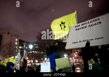 Aktivisten der Jewish Defence League gegen Dieudonne M'Bala M'Bala versammeln sich am 16. Januar 2014 am Place de la Bastille in Paris in der Nähe des Theaters de la Main d'Or, wo der Komiker Vorstellungen hatte. Polizei und Bereitschaftspolizei wurden in das Gebiet entsandt, um Zusammenstöße zwischen Anhängern und Gegnern zu stoppen, da die Kontroversen um die neue Show des Komikers fortgesetzt wurden, die von den französischen Behörden als antisemitisch eingestuft und in vielen Städten verboten wurde. Foto von Nicolas Messyasz/ABACAPRESS.COM Stockfoto