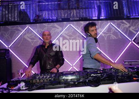 File Photo - Cassius bei der Lacoste Party in Paris, Frankreich am 17. Januar 2014. Philippe Cerboneschi (auch bekannt als "Zdar"), eine Hälfte des französischen Tanzduos Cassius, ist am Mittwoch zufällig in Paris gestorben, teilte sein Agent mit. "Er fiel zufällig durch das Fenster eines hohen Stockwerks eines Pariser Gebäudes", sagte Sebastien Farran, ohne weitere Details zu nennen. Cerboneschi gründete Cassius 1996 mit Hubert Blanc-Francard (alias Boombass). Sie produzierten für Bands wie Phoenix, Beastie Boys, Franz Ferdinand und den französischen Hip-Hop-Star MC Solaar. Foto von Jerome Domine/ABACAPRESS.COM Stockfoto