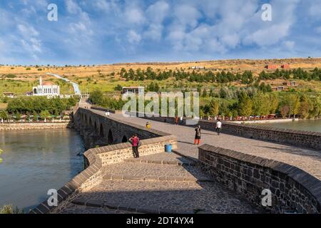 Diyarbakir, Türkei - September 17 2020: Blick auf die Ten Eyed Bridge (auf Gozlu Kopru auf Türkisch), historische Brücke am Tigris. Stockfoto