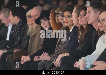 Salma Hayek, Anna Wintour, Juliette Greco, Francois-Henri Pinault, Etienne Daho und Elodie Bouchez in der ersten Reihe bei der Präsentation der Kollektion Saint Laurent Herbst-Winter 2014/2015 für Männer, die am 19. Januar 2014 im Musée des Invalides in Paris, Frankreich, stattfand. Foto von Christophe Guibbaud/ABACAPRESS.COM Stockfoto