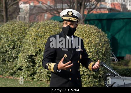 Chirurg General der Vereinigten Staaten VADM Jerome M. Adams, M.D., M.P.H spricht zu den Medien im Weißen Haus, in Washington, DC, 21. Dezember 2020. Quelle: Chris Kleponis/Pool via CNP /MediaPunch Stockfoto