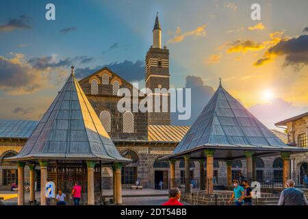 Sur, Diyarbakir, Türkei - September 17 2020: Ulu Moschee mit Sonnenuntergang Stockfoto