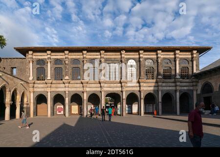 Sur, Diyarbakir, Türkei - September 17 2020: Ulu Moschee unter blauem Himmel Stockfoto